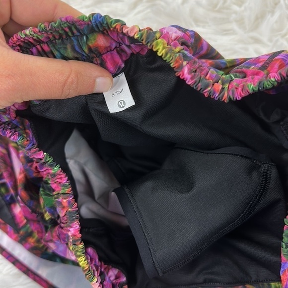 Lululemon Hotty Hot Low Rise Short 4" Hyper Flow Pink Multi / Black - Picture 3 of 5